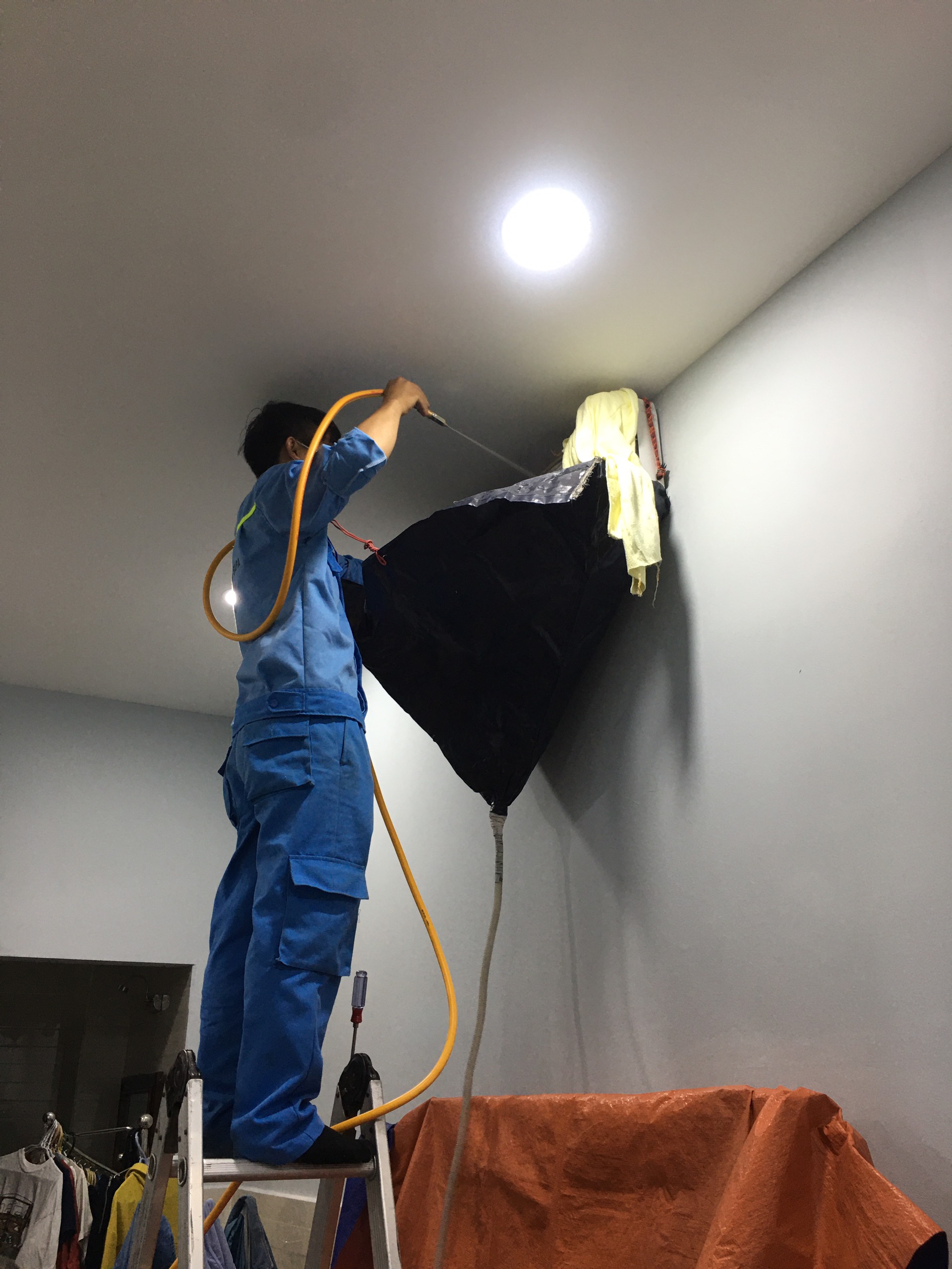 Vệ sinh máy lạnh gần Tân Định cho nhà có bếp, quán ăn nhỏ: lưới lọc bám dầu, nước xả và chuẩn bị trước buổi hẹn
