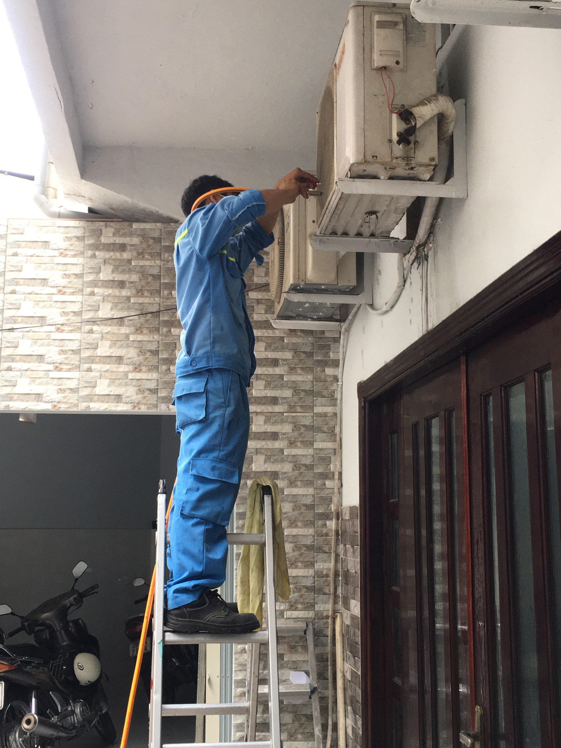 Vệ sinh máy lạnh gần Công viên Kỳ Hòa cho nhà nhiều cây xanh: lá quanh dàn nóng, chậu cây, động vật nhỏ và lưới lọc