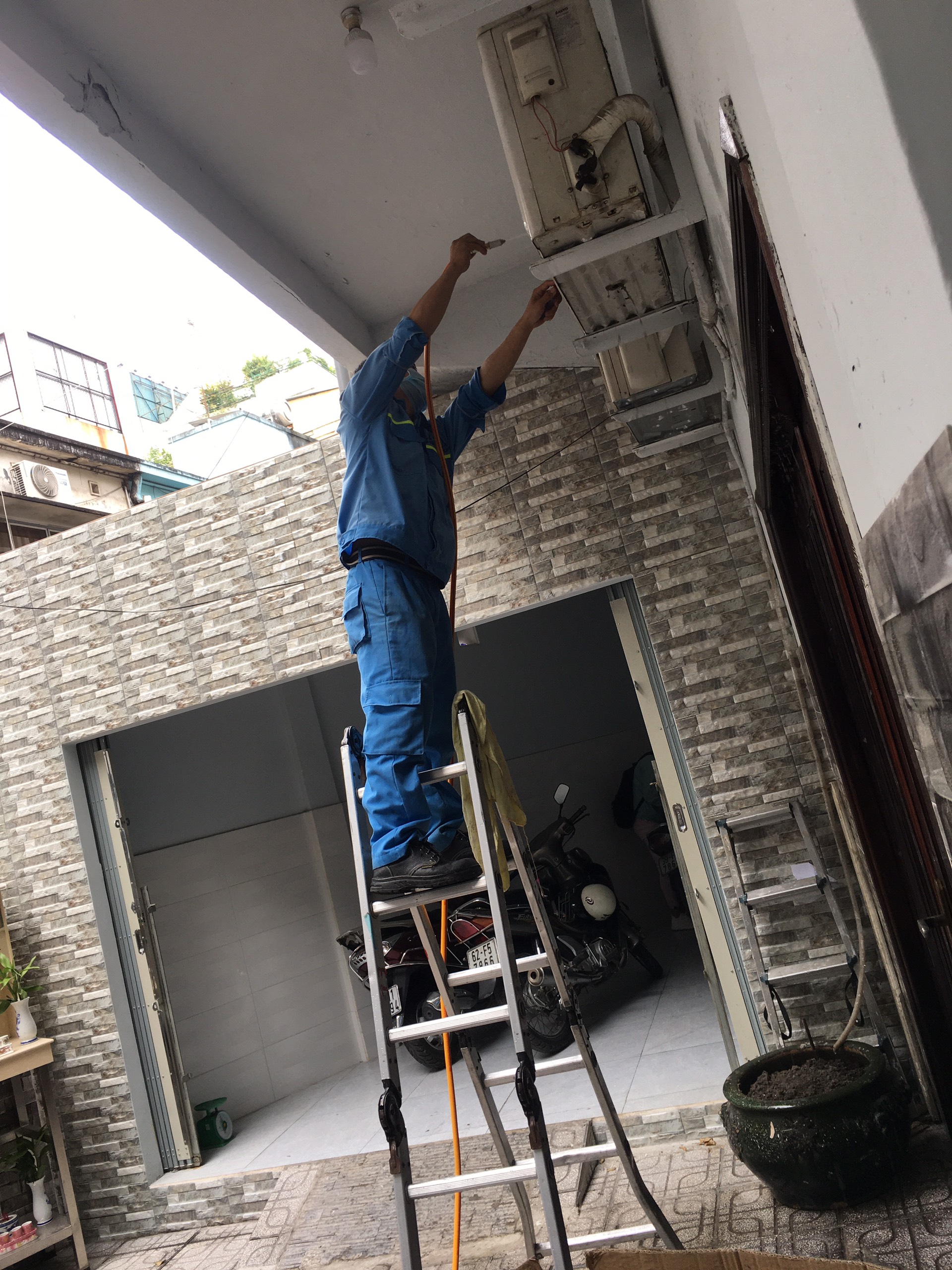 Lắp máy lạnh gần cầu Công Lý cho nhà mặt tiền Nam Kỳ Khởi Nghĩa – Nguyễn Văn Trỗi và nhà dọc kênh: chỗ treo dàn nóng, hơi nóng, tiếng ồn, kệ và nước xả