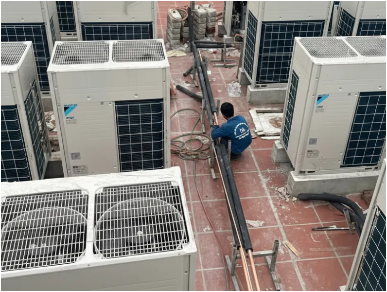 Kỹ thuật viên Điện máy Đông Sapa bảo trì lắp đặt điều hòa trung tâm VRV Daikin