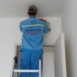 Thợ sửa máy lạnh gần Sư Vạn Hạnh của Điện máy Đông Sapa kiểm tra thiết bị tận nơi
