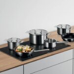 Bộ nồi chảo Bosch HEZ9SE060 6 món đặt trên bếp từ Bosch